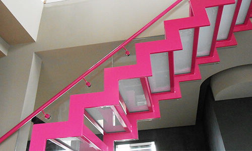 Pink lackierte Treppe