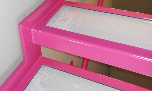 Nahaufnahme pink lackierte Treppe