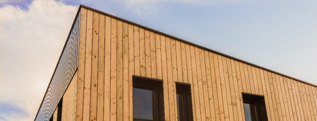 Moderne Holzfassade an einem Bürogebäude